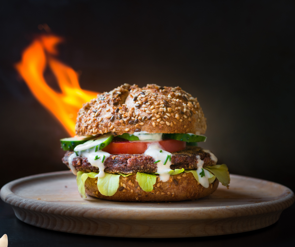 Hambúrguer artesanal com pão de sementes e ingredientes premium