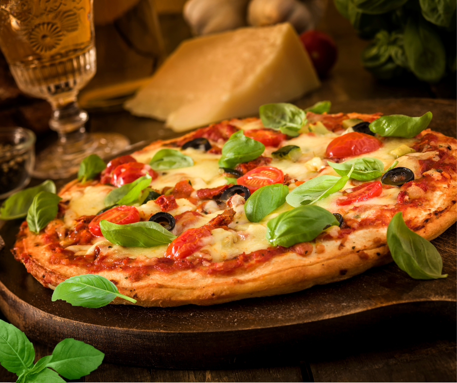 Pizza artesanal com manjericão fresco, tomates e azeitonas