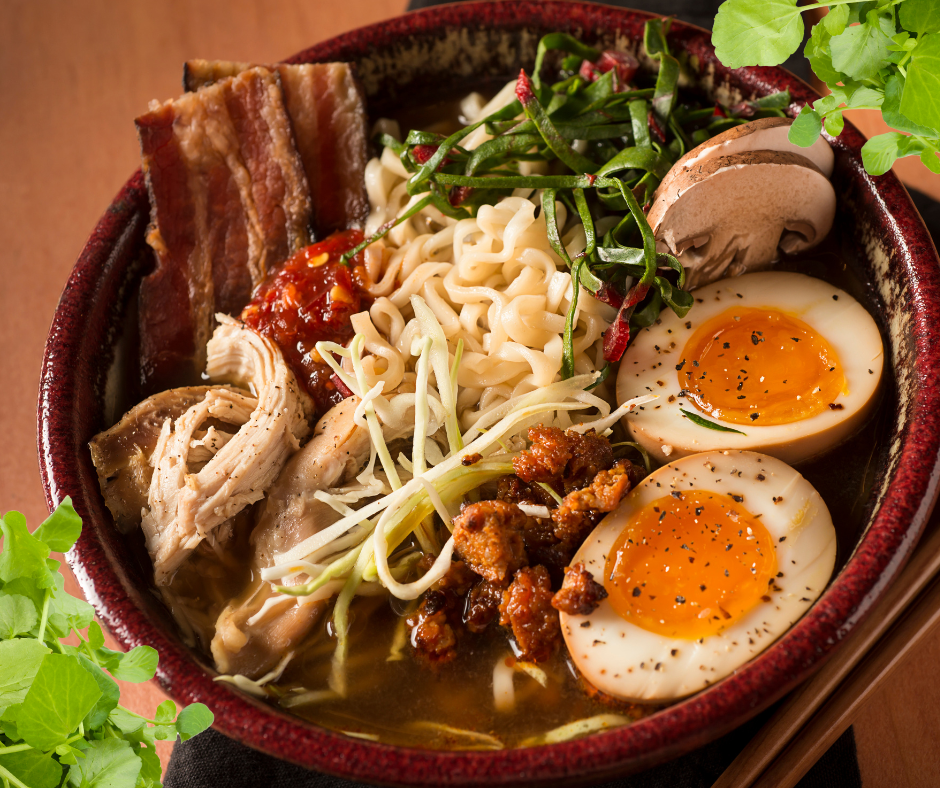 Tigela de ramen artesanal com ovos mollet, cogumelos e bacon do Ramen Oculto